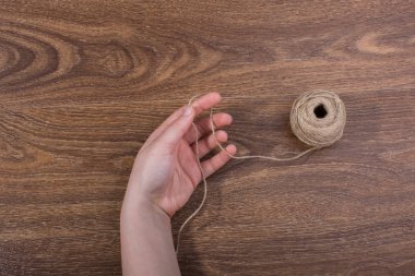 Kahverengi zemin üzerinde elinde kahverengi dizenin biriktirme