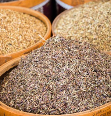 Gıda ve ilaç olarak kuru bitkisel bitkiler