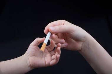 El siyah arka planda sigara dağıtıyor.