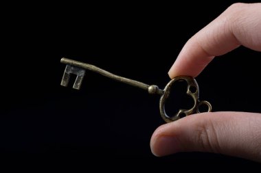 Bir retro tarzı altın rengi dekoratif tuşunu basılı tutarak el