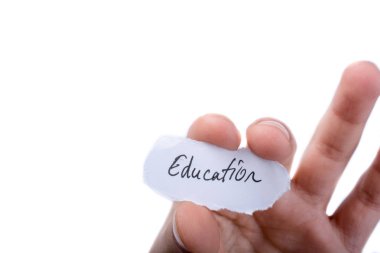 Yırtık kağıt parçası yazılı bir eğitim tutan çocuk el