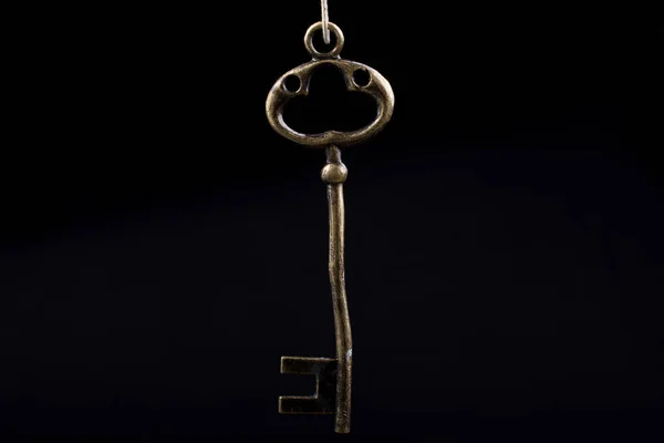 Ruce Drží Klíč Dekorativní Retro Stylizované Zlaté Barvy — Stock fotografie