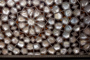 Osmanlı sanatı İnci kaküllerin Anası örneğidir