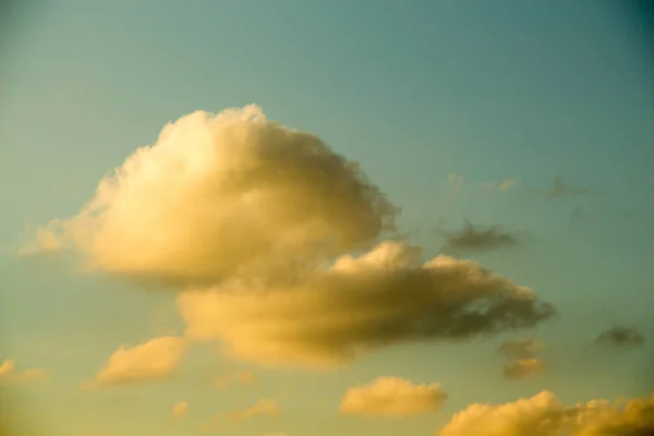 Cielo Azul Está Parcialmente Lleno Nubes Blancas — Foto de Stock