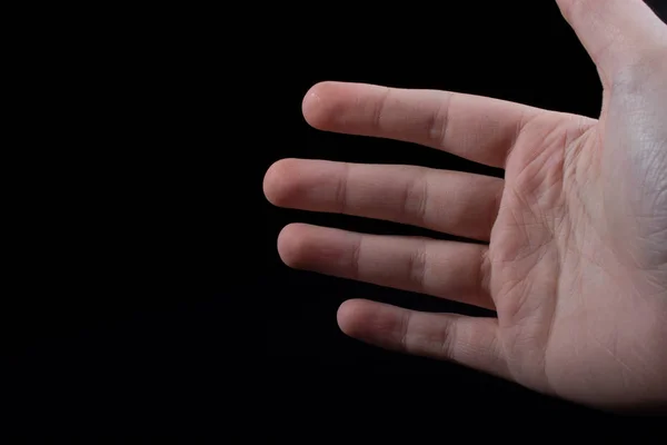Bir Çocuğun Dört Parmağı Kısmen Siyah Arkaplanda Görülüyor — Stok fotoğraf