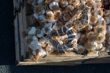 Pazar yerinde bir demet sarımsak soğanı.