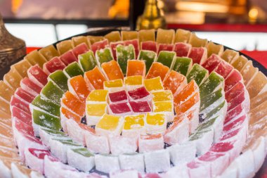 Bir sürü geleneksel Türk Lokum şekeri.