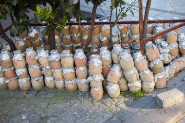 Doğu tarzında antik metal sürahi görünüm