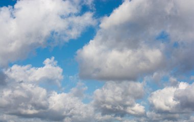 Mavi gökyüzü arka planda bulunan beyaz renk bulutlar