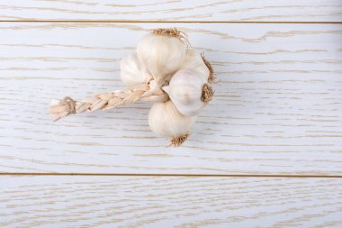 Ahşap dokusu üzerinde yerleştirilen sarımsak karanfil