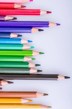 Beyaz arkaplana çeşitli renklerin renk kalemleri