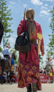 Eldeki ok roket silah sistemi okçuluğu olarak kullanılıyor.