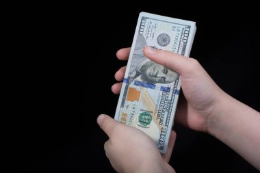 Beyaz arka planda el ele tutuşan Amerikan doları banknotları