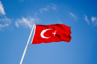 Türk ulusal bayrağı açık havada bir direğe asılı