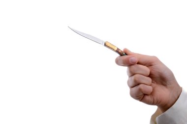 Beyaz bir arka planda elinde bir bıçakla.