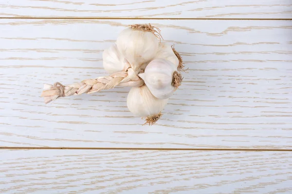 Ahşap dokusu üzerinde yerleştirilen sarımsak karanfil