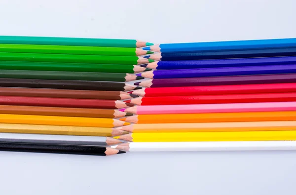 Kleurpotloden Van Verschillende Kleuren Geplaatst Witte Achtergrond — Stockfoto