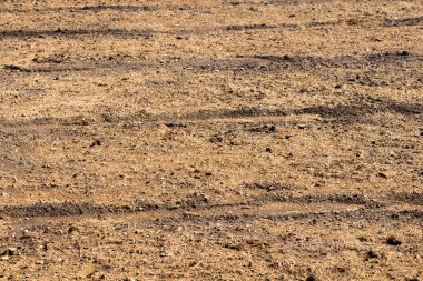 İlkbaharda tarlaya sürülmüş ve izleri var.