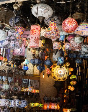 İstanbul 'daki Büyük Pazar' dan Mozaik Osmanlı lambaları