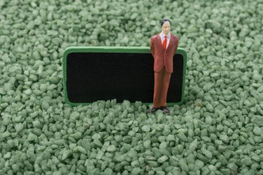 İnsan ve hakları kurulu kum üzerinde küçük heykelcik