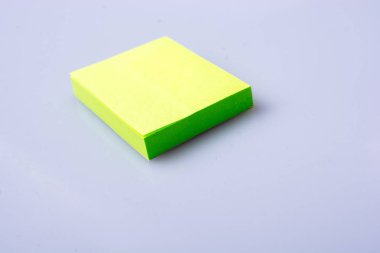 Not Etiket beyaz bir arka plan üzerinde not almak için mesaj