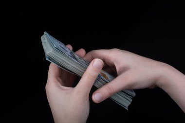 Beyaz arka planda el ele tutuşan Amerikan doları banknotları