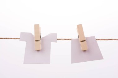 Giysileri tutan mandallar.