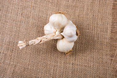 bir tuval dokusu üzerinde yerleştirilen sarımsak karanfil