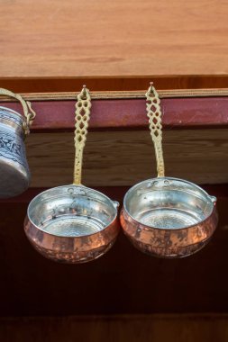 Görünürde bir tencere nesnesi olarak metal tava