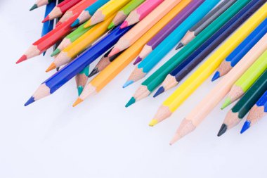 Beyaz arkaplanda renkli kalemler