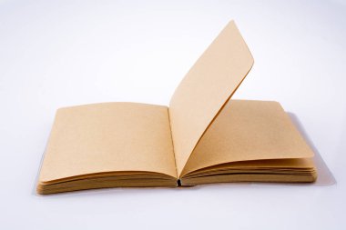 beyaz zemin üzerinde kahverengi defter