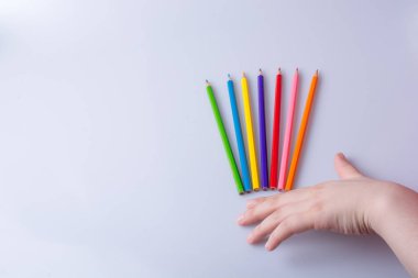 beyaz arkaplana renkli kalemler yerleştirildi