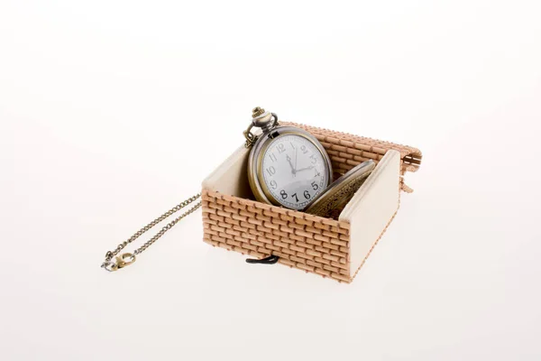 Relógio Bolso Retro Estilo Colocado Uma Caixa Palha — Fotografia de Stock