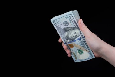 Beyaz arka planda el ele tutuşan Amerikan doları banknotları