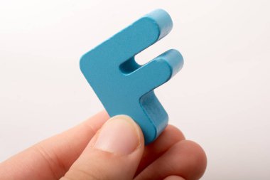 Tahtadan yapılmış Fof Alfabesi 'nin harf küpü