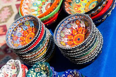 Pazar 'da geleneksel Türk seramik tabakları