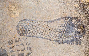 Beton zeminde görülen ayak izleri.