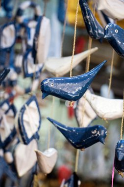 Renkli el sanatları elementlerinden yapılmış yapay kuş.