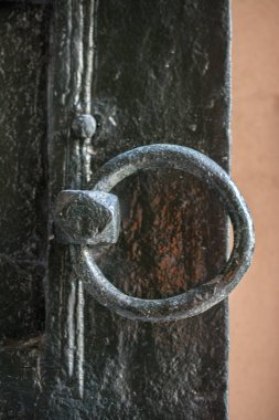 Metalden yapılmış eski el yapımı sedirli kapı kolu.