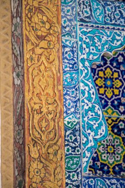 Osmanlı zamanının tahta üzerindeki çiçek desenli sanat örneği