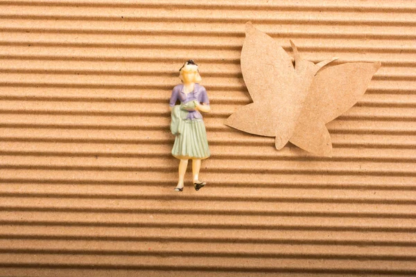 Estatueta Mulher Colocado Lado Uma Forma Borboleta Papel — Fotografia de Stock