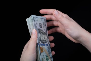 Beyaz arka planda el ele tutuşan Amerikan doları banknotları