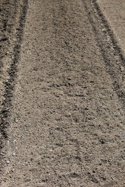 İlkbaharda tarlaya sürülmüş ve izleri var.