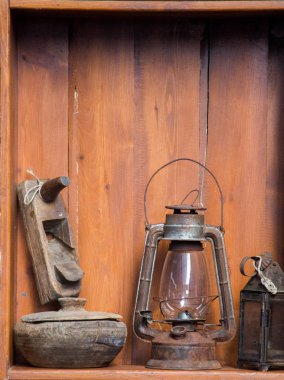 Metalden yapılmış eski usul fener.