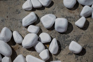 Arkaplan dokusu küçük çakıl taşlarıyla dolu.