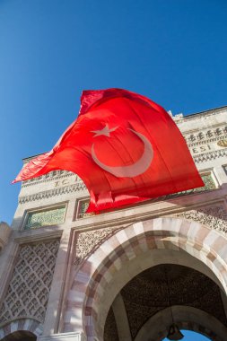 Türk ulusal bayrağı açık havada sallanıyor