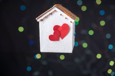 Sevgililer Günü 'nde yırtık kağıda aşk kavramı yazılıyor.