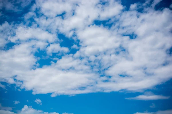 Bílá Barva Mraky Pokrývají Modré Nebe Dne — Stock fotografie