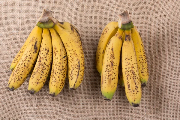 Stelletje Gele Sproeten Bananen Een Canvas Textuur — Stockfoto