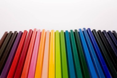 Beyaz arkaplanda çeşitli renk kalemleri